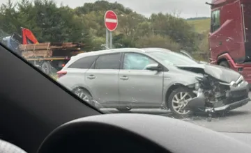 FOTO: Dopravné nehody sa stali vo Vranove nad Topľou aj v Lipníkoch, kde sa zrazilo osobné auto s autobusom