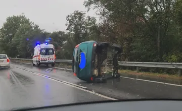 Za Starým Smokovcom smerom na Poprad si dávajte pozor. Havarovalo tam osobné auto
