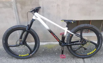 Nevideli ste tento bicykel? Majiteľka prosí o pomoc, odcudzený bol v Prešove pri obchodnom centre