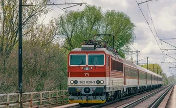 V ranných spojoch z Lipian do Prešova cestujúci bojovali o kúsok miesta. Preplnené vlaky vyriešila výzva primátorov
