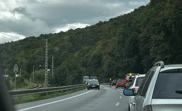 V Prešove na Sabinovskej ceste sa zrazili dve osobné autá. Tvoria sa kolóny