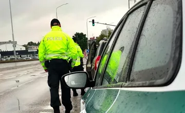 Pri nehode v Prešove auto skončilo na chodníku, kde po náraze zrazilo chodca, muž utrpel ťažké zranenia