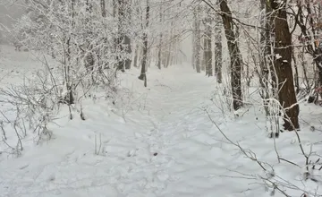 Vo vyšších horách na severe Slovenska napadli desiatky centimetrov snehu. V Tatrách hrozia lavíny