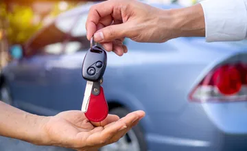 Štát sa zbavuje vozového parku, za pár stoviek môžete získať jazdené Seaty alebo Volkswagen Polo