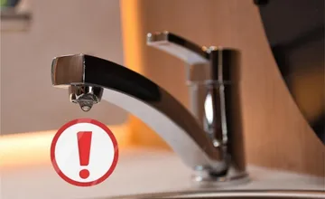 V Levoči prasklo potrubie. Sídlisko Západ II je bez vody, pitný režim zabezpečuje iba cisterna