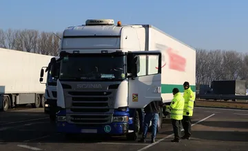 Kamionisti dlhé roky ničia cestu v Šarišských Michaľanoch. Obec volá po riešení, vodiči totiž zákaz ignorujú