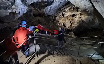 FOTO: Horskí záchranári zasahovali v Belianskej jaskyni, poľská turistka si tam podvrtla koleno