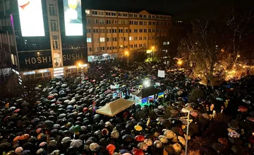 VIDEO: Do ulíc vyšli 17. novembra aj obyvatelia Prešovského kraja, na námestí v Poprade bolo okolo 3-tisíc ľudí