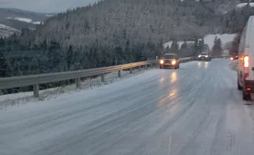 Cesty v okrese Kežmarok sa menia na klzisko. Vodičov čaká poriadna zimná skúška
