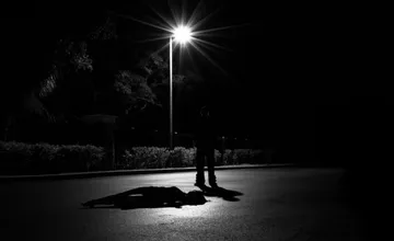 Hororové chvíle v Poprade. Páchateľ nútil ženu kráčať s ním, keď odmietla, priložil jej ku krku nôž a fyzicky ju napadol