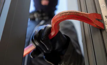 Páchateľ sa vlámal do rodinného domu v Prešove. Odniesol si dve gitary a motorovú pílu, prípad rieši polícia