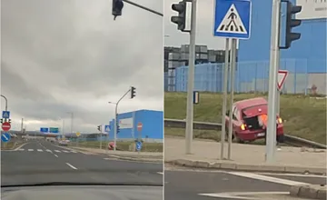 VIDEO: Červený Renault v Poprade vyletel z cesty, rútil sa cez chodník a zostal zakliesnený na zvodidlách