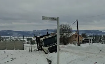 Nákladné auto sa zošmyklo do priekopy pri prejazde obcou Záborské, čiastočne blokuje pruh