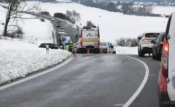 V Tulčíku smerom na Prešov rátajte so zdržaním. Cesta je pre nehodu obojsmerne uzatvorená