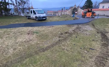 Kuriózny prípad v Spišskej Kapitule. Stavbári položili zvyšný asfalt na chránené územie, miestni neverili vlastným očiam