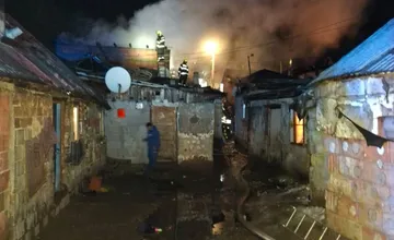 FOTO: V rómskej osade v okrese Kežmarok došlo k ďalšiemu požiaru. O strechu nad hlavou prišla 11-členná rodina