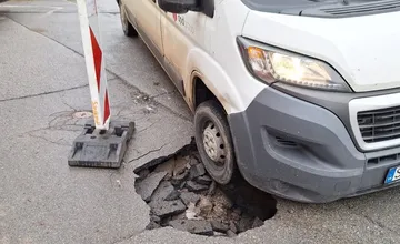 Prešovčanov hnevá prepadajúca sa cesta, len v jeden deň tam zapadli dve autá