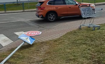 FOTO: Internet sa zabáva na fotke z Kežmarku. Zvalená značka miestnym pripomína tajnú návštevu Andreja Danka