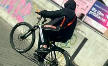 Prešovská polícia pátra po páchateľovi na fotografii. Spred obchodu ukradol elektrický bicykel