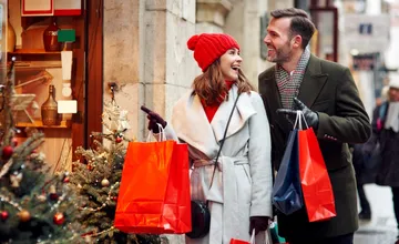 Tretina Slovákov kupuje vianočné darčeky na poslednú chvíľu, muži prekvapujú prístupom k cenám