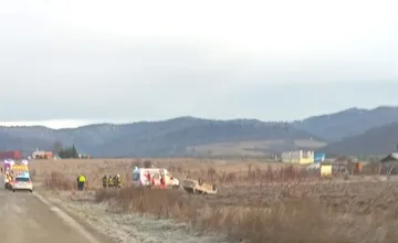 FOTO: Pri Sabinove došlo k vážnej dopravnej nehode. Osobné auto skončilo na streche, vodič zraneniam podľahol