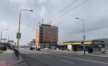 Zlodeji v Prešove ráno úradovali pri bielej dodávke, muž prí zásobovaní kávomatov prišiel o veci, rodina prosí o pomoc