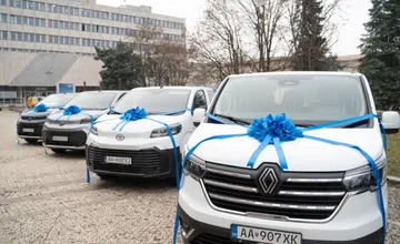 FOTO: Samospráva rozdáva štyri nové autá pre imobilných ľudí, predvianočné darčeky už majú svojich majiteľov