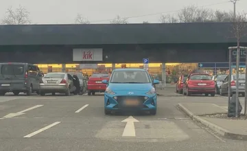 Vianočný stres začína aj v Prešovskom kraji. Vodiči nepoznajú pravidlo pravej ruky a parkujú na ceste
