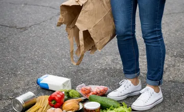 Kežmarčanke sa rozsypal nákup, dočkalo sa jej milej pomoci od okoloidúceho muža, dojal tým ľudí na internete