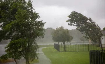 Silný vietor komplikuje dopravu v Tatrách a prevádzku lanoviek. Dve strediská sú aktuálne zatvorené