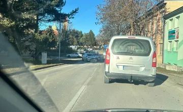 FOTO: Na Tvarožnianskej v Kežmarku sa zrazili dve autá, doprava je obmedzená. Na mieste zasahujú záchranné zložky