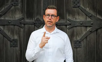 Poslanec KDH po nehode so zverou nafúkal. Strana priznáva alkohol za volantom