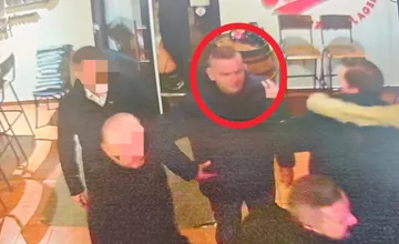 Nepoznáte muža na fotografii? Prešovská polícia po ňom pátra v súvislosti s napadutím