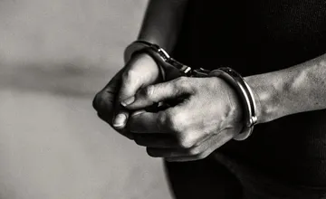 Dramatický útok vo Svidníku. Krátko po príchode Nového roka Poliak buchol muža sklenenou fľašou po hlave