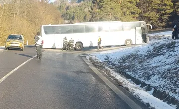 Smerom z Levoče do Spišského Hrhova sa pri odbočovaní do kopca zasekol autobus, rátajte s obmedzeniami