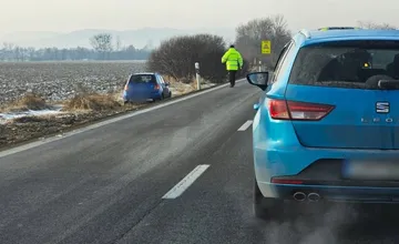 V smere z Belej nad Cirochou na Humenné si dávajte pozor. Auto skončilo mimo cesty