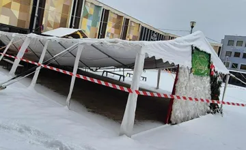 V Snine na námestí sa zrútil vianočný stan. Našťastie, pri incidente sa nikto nezranil