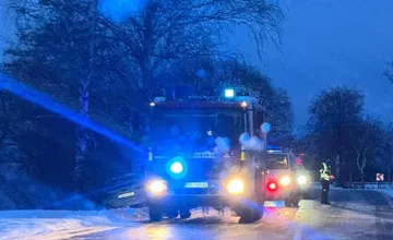 Medzi Šarpancom a Spišskou Belou narazilo auto do stromu. Dopravu riadi polícia, počítajte s možným zdržaním