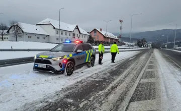 Nárazový vietor ohrozuje vodičov za tunelom Branisko, v iných častiach kraja si postojíte v kolónach