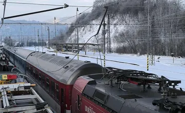 Hodiny čakania na železniciach sa dotknú aj cestujúcich v Humennom a Košiciach. Uviazol nočný expres z Prahy
