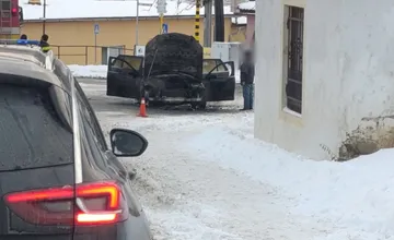 V obci v Kežmarskom okrese došlo k požiaru osobného auta. Vznikla škoda vo výške 3-tisíc eur