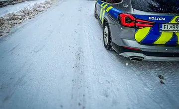 V Kežmarských Žľaboch havarovalo osobné auto, skončilo prevrátené na streche