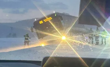 Za Batizovcami skončil autobus mimo cestu, hneď z rána hlásia vodiči aj ďalšie nehody