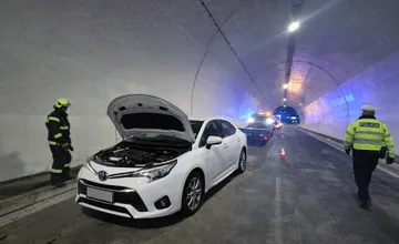 Problémy v tuneli Višňové spôsobujú ľudia. Ako ním jazdiť, čo robiť v prípade nehody a kedy treba opustiť auto?