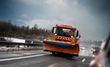 Cesty v Prešovskom kraji sú ako sklo, v kolónach to môže byť mimoriadne nebezpečné. Kde ich očakávať?