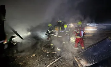 FOTO: Ďalší požiar v obci Svinia. O strechu nad hlavou prišlo niekoľko rodín