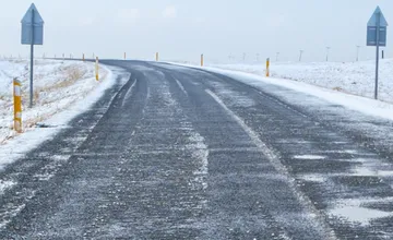 Hmla a poľadovica hrajú prím, hneď zrána zrazilo auto človeka, pribudli ďalšie nehody a obmedzenia v Prešovskom kraji
