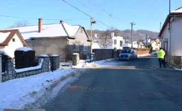 Opitý a bez vodičáku: Mladý motocyklista svojou chybou spadol a zranil sa v Banskom