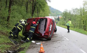 V Dolnom Smokovci sa auto prevrátilo na strechu, nachádzalo sa v ňom 14-mesačné dieťa. Vodičku previezli do nemocnice