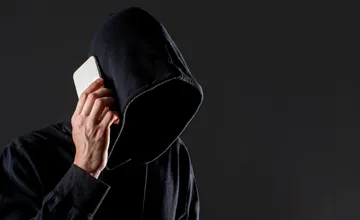 Polícia vo Vranove zasahuje proti stalkerovi. Ženu prenasledoval správami aj zvonením, hrozí mu basa